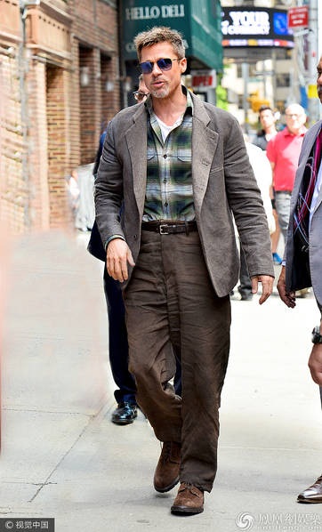 
Anh trông gầy hơn trước khi Angelina Jolie đệ đơn ly dị vào tháng 9/2016 nhưng thần thái khá tươi tắn. Brad Pitt thời gian này đang bận rộn quảng cáo cho bộ phim mới War Machine.
