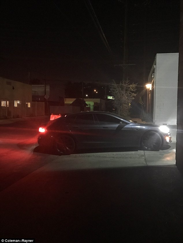 
Anh ở lại studio của bạn tới nửa đêm mà không muốn về. Bạn bè cho hay, cuộc sống của Brad Pitt gần như khép kín kể từ khi Angelina Jolie đệ đơn ly dị anh.
