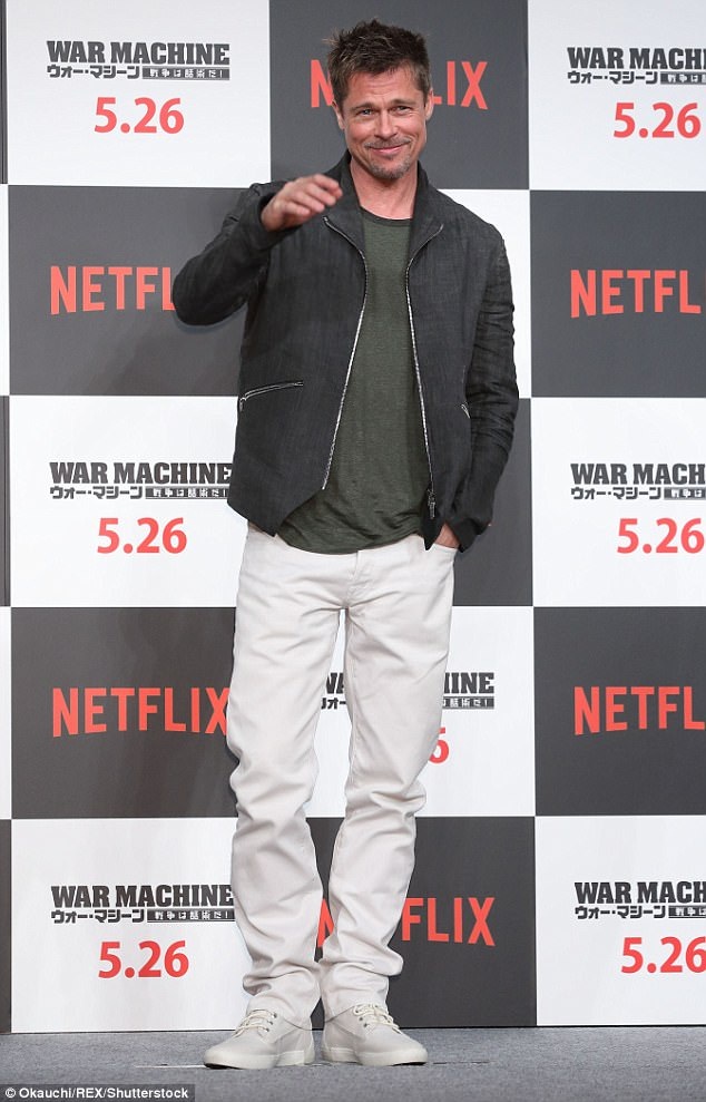 Brad Pitt gày gò tái xuất - 1
Brad Pitt quảng bá phim mới của anh War Machine tại Tokyo, Nhật Bản ngày 22/5 vừa qua