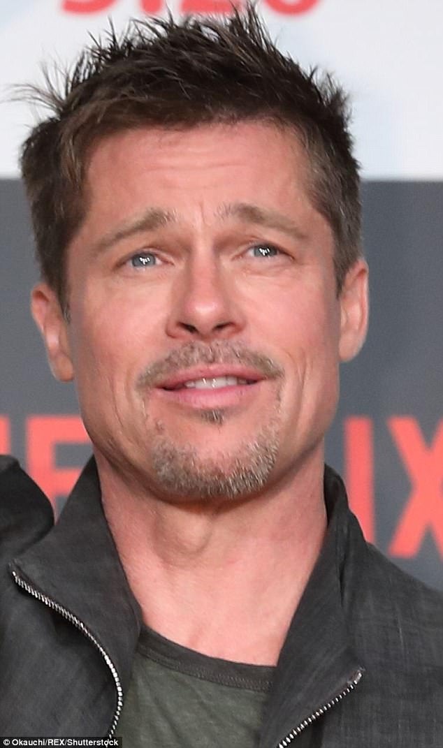 Brad Pitt gày gò tái xuất - 3
Anh ăn vận trẻ trung và tươi tắn khi tiếp xúc phóng viên ở xứ hoa anh đào