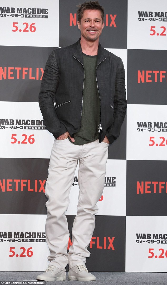 Brad Pitt gày gò tái xuất - 4
Mới đây khi trả lời phỏng vấn báo chí, tài tử phim Ông bà Smith thừa nhận vấn đề lớn của đời anh là nghiện rượu, nó đã khiến cuộc sống của anh khốn đốn. Giờ đây nam diễn viên đã cai nghiện và thấy cuộc sống có ý nghĩa hơn nhiều