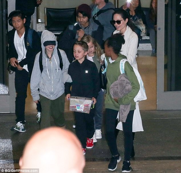 
Gần đây khi Angelina Jolie đưa các con tới Campuchia trong chuyến đi quảng bá phim mới, nhiều nguồn tin khẳng định Brad Pitt cũng sang đây để tranh thủ gặp gỡ các con
