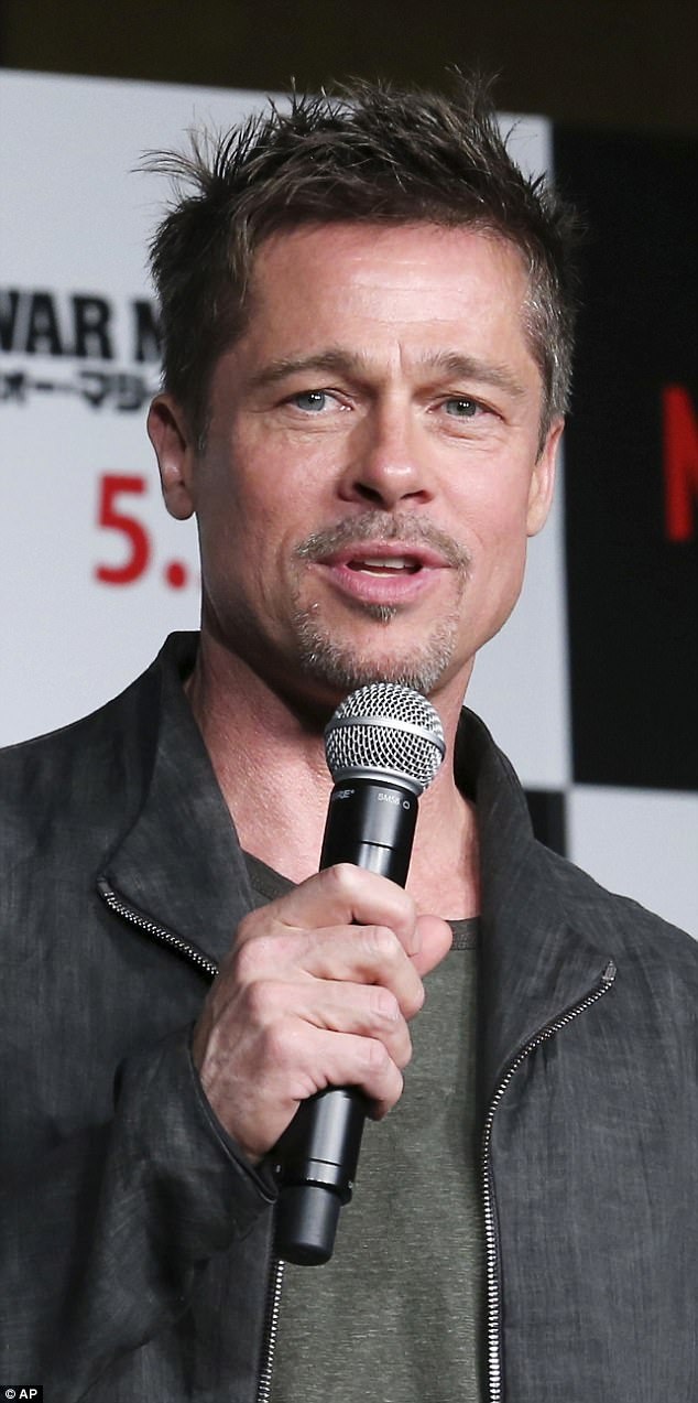 Brad Pitt gày gò tái xuất - 6
Brad Pitt dính nhiều tin đồn hò hẹn với các đồng nghiệp nữ thời gian này nhưng anh không lên tiếng bình luận