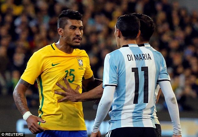 Những khoảnh khắc kinh điển ở đại chiến Brazil-Argentina - 12
Paulinho và Di Maria trong một tình huống va chạm