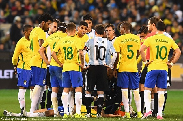 Những khoảnh khắc kinh điển ở đại chiến Brazil-Argentina - 9
Cầu thủ hai đội liên tục có những pha vào bóng thô bạo