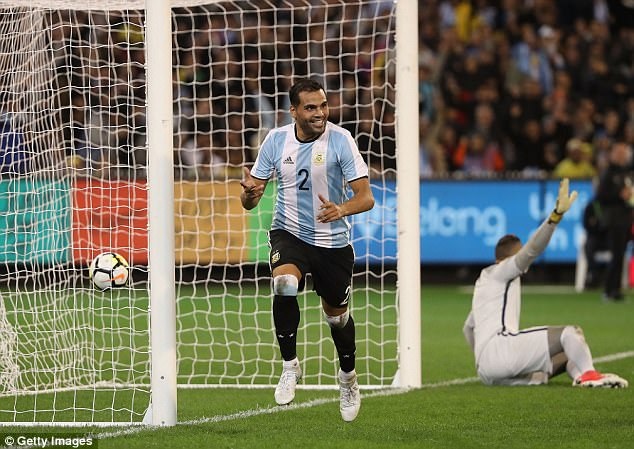 Những khoảnh khắc kinh điển ở đại chiến Brazil-Argentina - 7
... sau tình huống đá bồi của hậu vệ Mercado bên phía Argentina