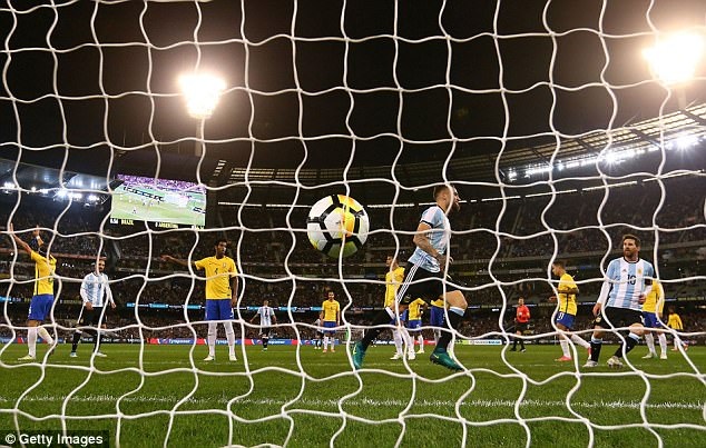 Những khoảnh khắc kinh điển ở đại chiến Brazil-Argentina - 6
Bàn thắng duy nhất được thực hiện ở phút 45...