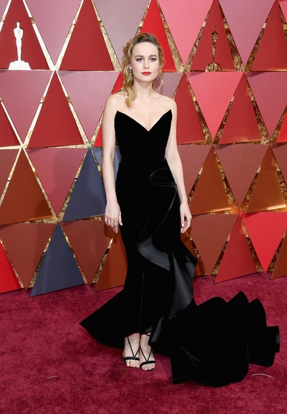 Dập dìu người đẹp trên thảm đỏ Oscar 2017 - 57
Brie Larson tinh tế trong bộ váy của Oscar de la Renta