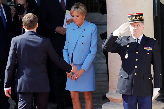 Cư dân mạng so sánh váy của phu nhân Tổng thống Pháp với Melania Trump - 7
Tân Tổng thống Emmanuel Macron đưa tay nắm tay phu nhân Bà Brigitte Trogneux trong lễ nhậm chức ngày 14/5. (Ảnh: Reuters)