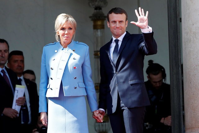 Cư dân mạng so sánh váy của phu nhân Tổng thống Pháp với Melania Trump - 9
Bà Brigitte Trogneux hơn chồng 25 tuổi, là cô giáo cũ của ông Macron. Ông Macron dành tình cảm cho người vợ tương lai từ thời còn là học sinh trung học. (Ảnh: Reuters)