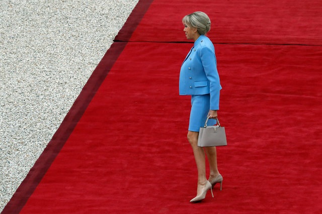 Cư dân mạng so sánh váy của phu nhân Tổng thống Pháp với Melania Trump - 3
Bà Trogneux kết hợp hoàn hảo bộ đồ với giày và túi màu be, cũng của Louis Vuitton. (Ảnh: Reuters)