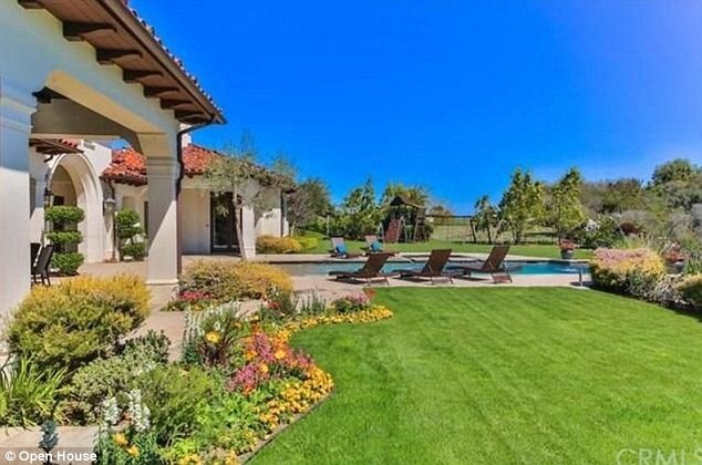 
Britney Spears rao bán nhà từ tháng 4 năm ngoái và giờ đây ngôi nhà đã bán được nhưng rẻ 2 triệu đô la so với giá đề nghị của chủ nhà
