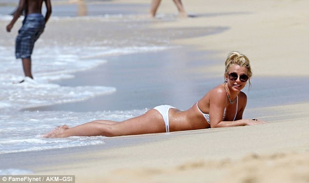 Britney Spears khoe dáng săn chắc trên biển - 5
Giờ đây nhờ chăm tập gym và tập yoga nên vóc dáng của cô có nhiều thay đổi