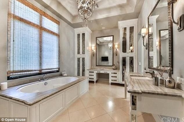 
Ngôi nhà xinh đẹp có 5 phòng ngủ, sân golf, thang máy, thư viện, bể bơi ngoài trời...
