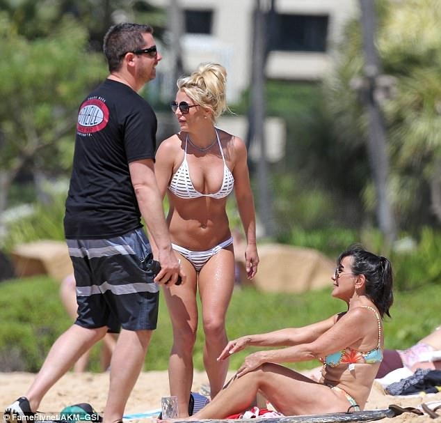 Britney Spears khoe dáng săn chắc trên biển - 7
Mẹ Britney cũng đi cùng con gái trong chuyến đi này