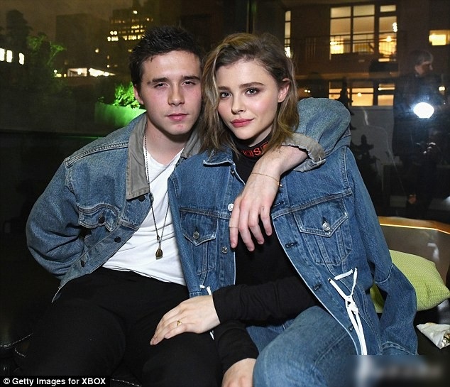 
Brooklyn Beckham và Chloe Moretz tới ghi hình cho một chương trình, ngày 6/11 vừa rồi. Đôi tình nhân trẻ cùng diện áo khoác jeans đúng xu hướng của mùa thu đông năm nay.
