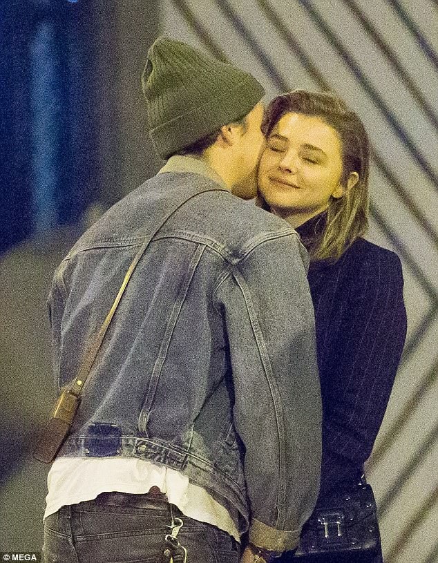 
Chloe Moretz và Brooklyn Beckham trông khá thoải mái và tự nhiên khi bị giới săn tin bắt gặp trên đường phố New York, tối 10/11.
