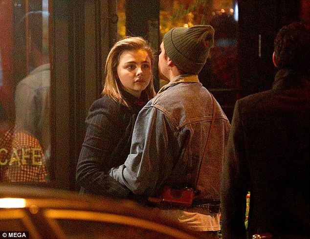 
Được biết, Chloe đã rút khỏi kế hoạch quảng cáo cho bộ phim I Love You, Daddy trước khi thông tin về việc đạo diễn Louis bị tố cáo xâm hại tình dục được đăng tải trên mặt báo.
