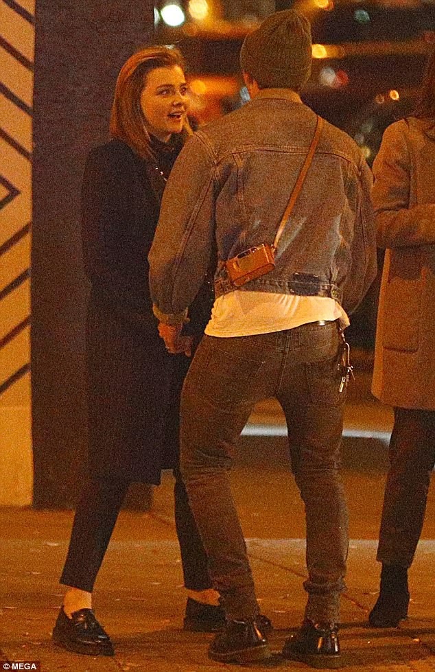 
Bộ phim mới của Chloe - I Love You, Daddy hiện không thể ra mắt khán giả vì bê bối tình dục của bạn diễn kiêm nhà sản xuất và đạo diễn bộ phim - Louis C.K. 5 phụ nữ đã lên tiếng tố cáo Louis từng có hành vi xâm hại tình dục họ với tờ New York Times. Tuy nhiên, thông tin này không khiến Chloe buồn phiền vì đã có Brooklyn ở bên động viên.
