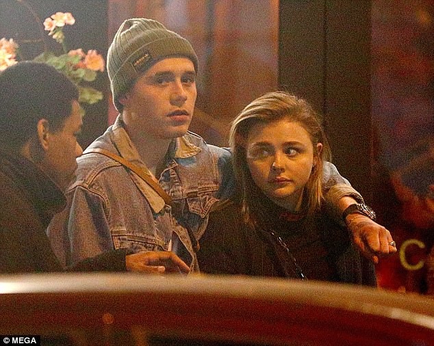 Con trai David Beckham ôm bạn gái trên phố - 13