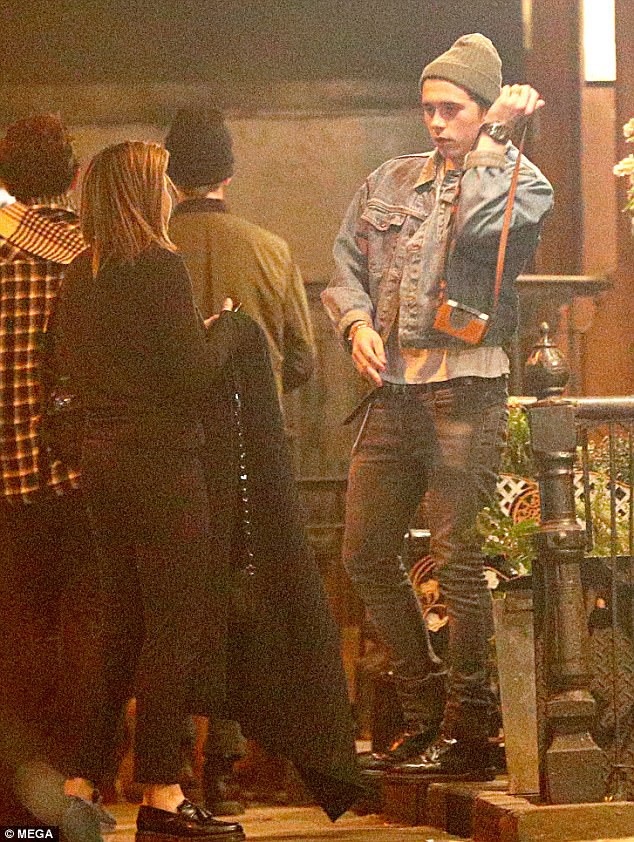 Con trai David Beckham ôm bạn gái trên phố - 14