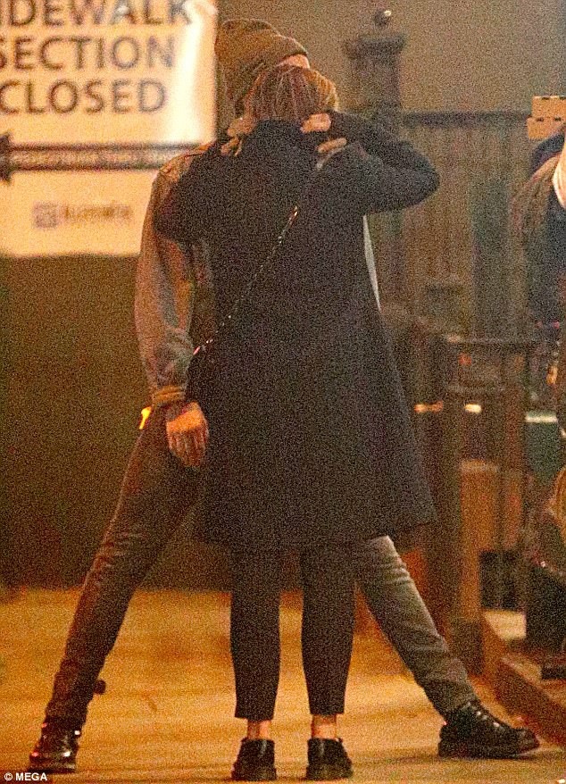 
Chia sẻ với tờ UsWeekly, nữ diễn viên 20 tuổi nói: “Tôi tin rằng, chúng tôi đã chọn nhau…Khi bạn trở lại và không còn muốn chia tay nhau nữa”. 
