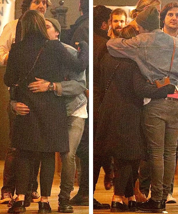 Con trai David Beckham ôm bạn gái trên phố - 17