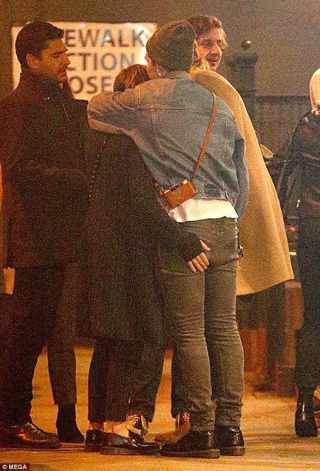 Con trai David Beckham ôm bạn gái trên phố - 16