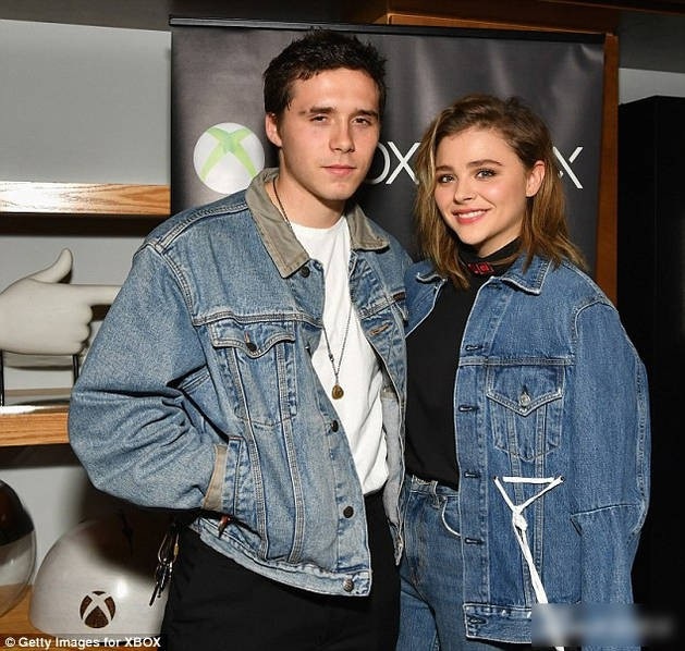 
Brooklyn và Chloe từng hò hẹn chóng vánh vào năm 2015. Năm 2016, cặp đôi lại khiến fan bất ngờ khi khoe ảnh hò hẹn trên trang cá nhân. Tới năm 2017, Brookly công khai đi chơi với nhiều cô gái khác nhưng thời gian gần đây, cậu con trai lớn của David Beckham thường xuyên xuất hiện bên cạnh Chloe.
