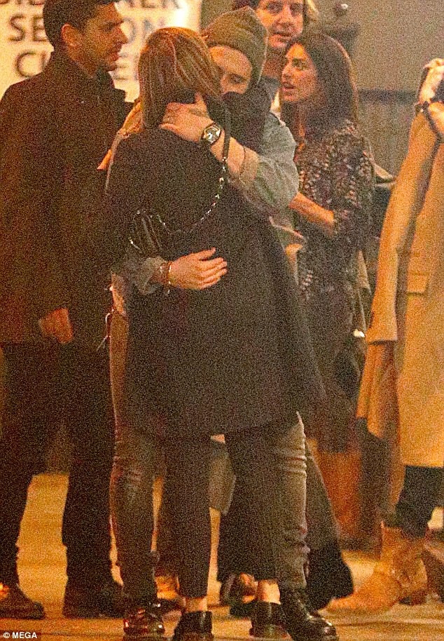 
Brooklyn và bạn gái tái hợp vào tháng trước sau một năm chia tay. Cặp tình nhân trẻ liên tục bị giới truyền thông bắt gặp đi cùng nhau và tham gia các sự kiện cùng nhau thời gian gần đây.
