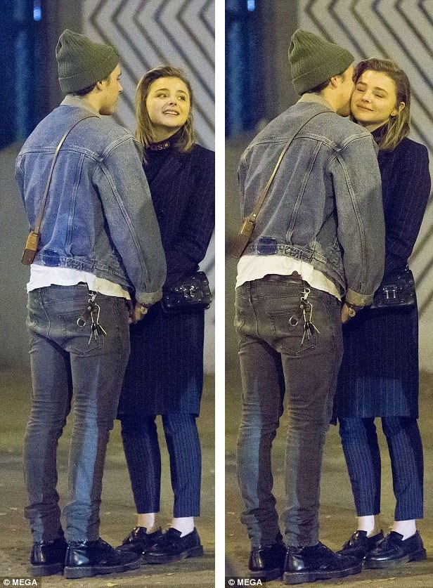 
Brooklyn là con trai lớn của David và Victoria Beckham. Năm nay 18 tuổi, Brooklyn cũng đã trải qua một số mối tình ngắn ngủi, trong đó chuyện tình với nữ diễn viên Chloe Moretz được xem là gây chú ý nhất.
