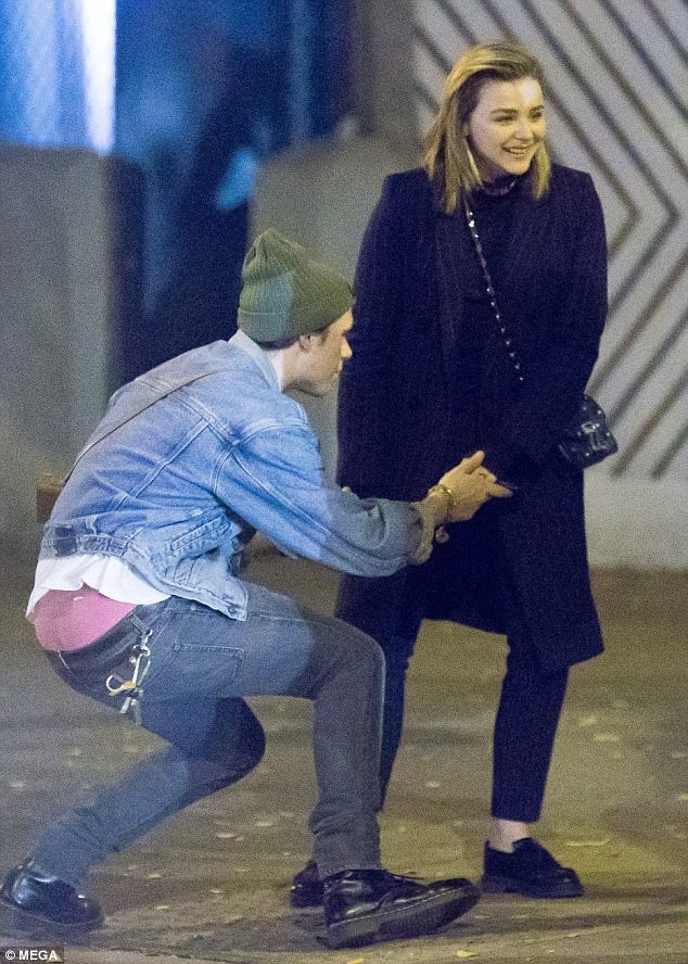 
Đôi tình nhân trẻ nắm tay nhau đi dạo sau bữa tối tại một nhà hàng sang trọng. 
