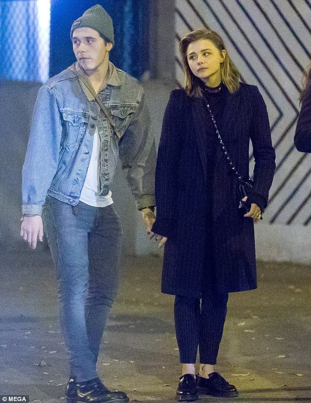 Con trai David Beckham ôm bạn gái trên phố - 6