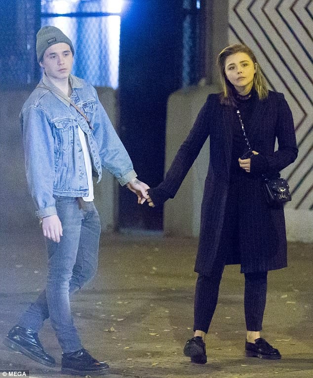 
Chloe và Brooklyn bắt đầu hò hẹn từ năm 2014 nhưng rồi nhanh chóng chia tay sau đó vì cả hai không chịu được sự xa cách. Brooklyn thường xuyên di chuyển theo gia đình giữa Anh và Mỹ trong khi Chloe làm việc tại Mỹ.
