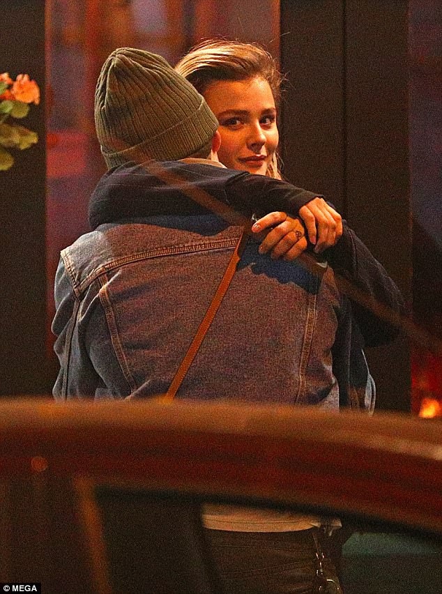 
Chloe trông rất hạnh phúc khi ở trong vòng tay bạn trai.
