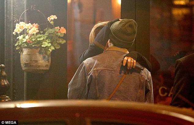 
Cặp tình nhân trẻ tranh thủ hôn nhau.
