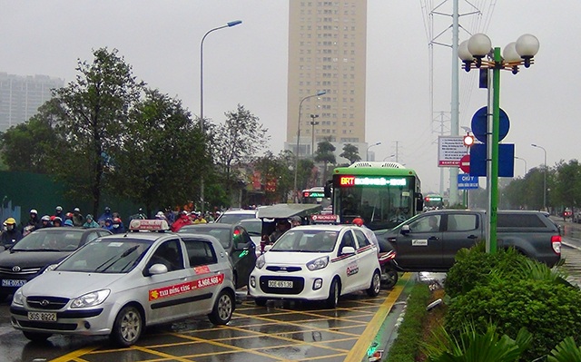 Hà Nôi cấm taxi bắt khách trong khung giờ cao điểm dọc tuyến BRT