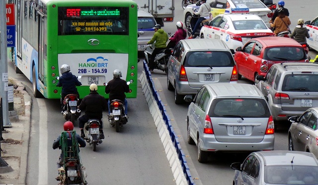 Giám đốc WB Việt Nam: “Người cố tình lấn làn, xe buýt nhanh không thể nào nhanh được!” - 2
Xe máy vẫn vô tư lấn làn xe BRT