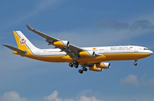 Dàn chuyên cơ “khủng” tháp tùng lãnh đạo các nền kinh tế APEC - 16 Quốc vương Brunei Hassanal Bolkiah sở hữu nhiều chuyên cơ trong đó có Airbus A340, Boeing 747, Boeing 767. Đặc biệt, vị Vua này thỉnh thoảng vẫn tự lái máy bay tham gia các chuyến công du. Ông đã từng tự lái chiếc Boeing 747 sang Mỹ năm 2013 thăm chính thức Mỹ. Hay hôm qua ông cũng tự lái chuyên cơ đến Đà Nẵng để tham gia Diễn đàn APEC. (Ảnh: OSM)