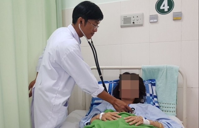 Bác sĩ đang khám lại bệnh cho chị L.