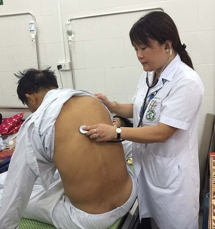 Nhiễm sán lá gan, giun lươn vì những món gỏi, rau sống bắt mắt - 1 TS Trà đang khám cho một bệnh nhân sán lá gan. Ảnh: M.T