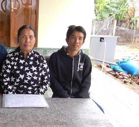 Bị kết án oan, yêu cầu TAND tỉnh bồi thường gần 4 tỷ đồng - 1 Anh Trần Triệu Bảo Hoàn (bên phải) phải chịu án oan 437 ngày tù giam