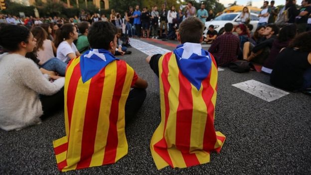 Biểu tình rúng động Barcelona phản đối bắt giam hai lãnh đạo ly khai Catalonia - Ảnh 2. Biểu tình rúng động Barcelona phản đối bắt giam hai lãnh đạo ly khai Catalonia - Ảnh 2.