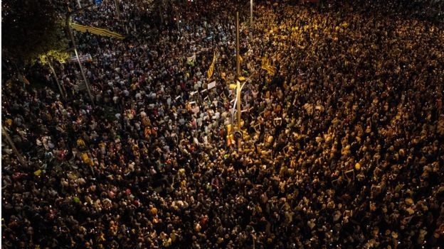 Biểu tình rúng động Barcelona phản đối bắt giam hai lãnh đạo ly khai Catalonia - Ảnh 3. Biểu tình rúng động Barcelona phản đối bắt giam hai lãnh đạo ly khai Catalonia - Ảnh 3.