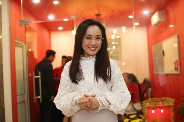 BTV Hoài Anh nhí nhảnh bên MC Công Tố - 1 Trưa ngày 15/3, BTV xinh đẹp, duyên dáng của Đài Truyền hình Việt Nam đã đến chúc mừng đồng nghiệp, MC Công Tố trong sự kiện giới thiệu về Học viện đào tạo MC, kỹ năng giao tiếp, thuyết trình trước đám đông....