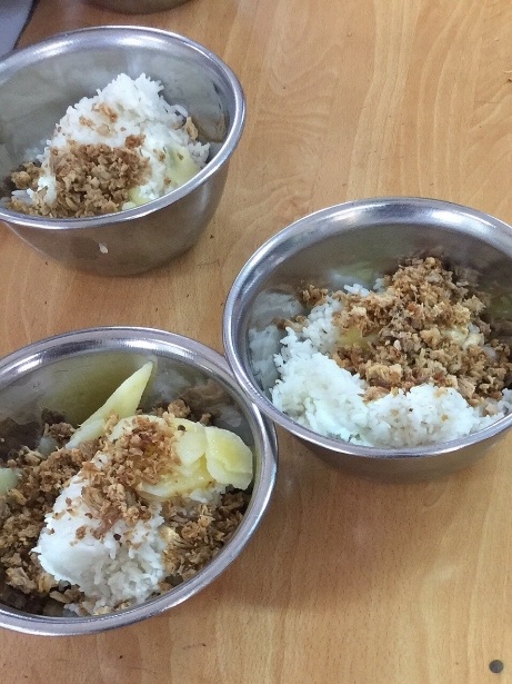 
Bữa ăn đạm bạc của học sinh trường Nam Trung Yên - Hà Nội do phụ huynh phản ánh
