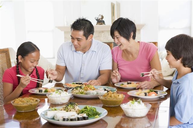 Xây dựng tình cảm với con trẻ nơi... bàn ăn - 1 Xây dựng tình cảm với con trẻ nơi... bàn ăn - 1