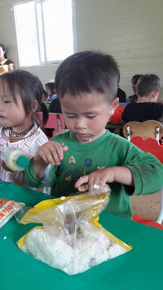 Xót xa suất ăn “cơm trắng, nước lã” của trẻ mầm non ở Trống Gầu Bua - 10
Không có cặp lồng, cậu bé này đựng cơm trong bọc ni lon đựng áo mưa