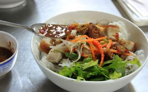 Bún cua thối và bún mắm- 2 món bún nức mùi nhưng nổi tiếng đất Pleiku - 3 Bún mắm có sợi bún nhỏ, ăn kèm các loại rau sống, nem, chả và chén mắm nêm nổi tiếng.