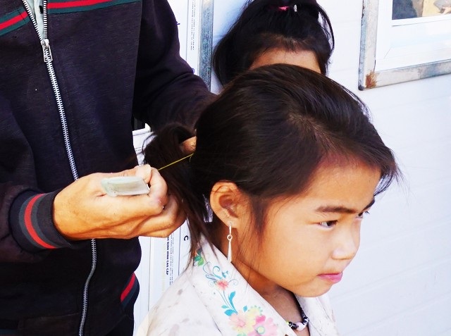 Hình ảnh xúc động về thầy cô giáo vùng cao xứ Nghệ - 7 Thầy giáo trẻ khá thành thạo trong công việc đòi hỏi sự khéo léo và nhẫn nại